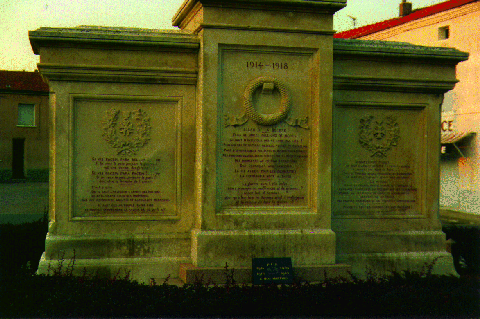 Le monument aux morts de St Martin d'Estreaux